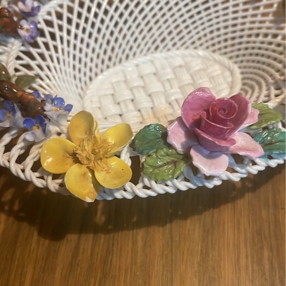 OLD VINTAGE CROWN STAFFORDSHIRE PORCELAIN WOVEN BASKET FLOWERS FLORAL 2 HANDES - Picture 4 of 7